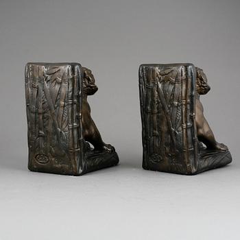 BOKSTÖD, 1900-tal.