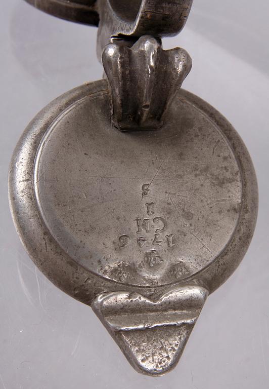 STOP, tenn, Carl Saur, (verksam 1737-1779)Stockholm. Locket märkt 1746.