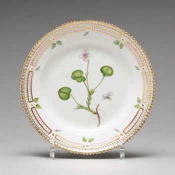 ASSIETTER, 12 stycken, porslin. "Flora Danica", Royal Copenhagen, Danmark, 1900-tal.