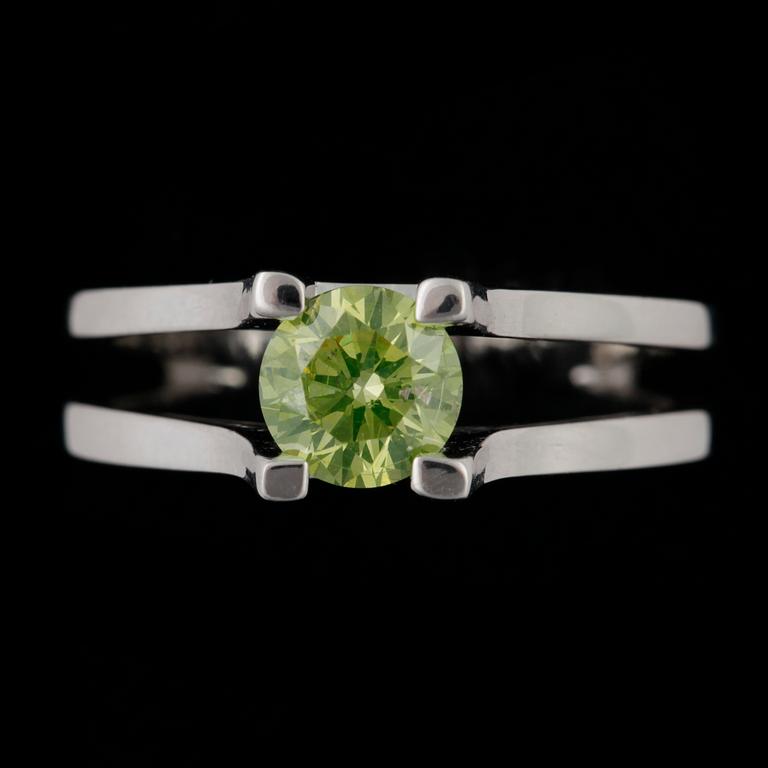 RING, 14k vitguld med grön diamant ca 0,70ct. Vikt 3,7g.