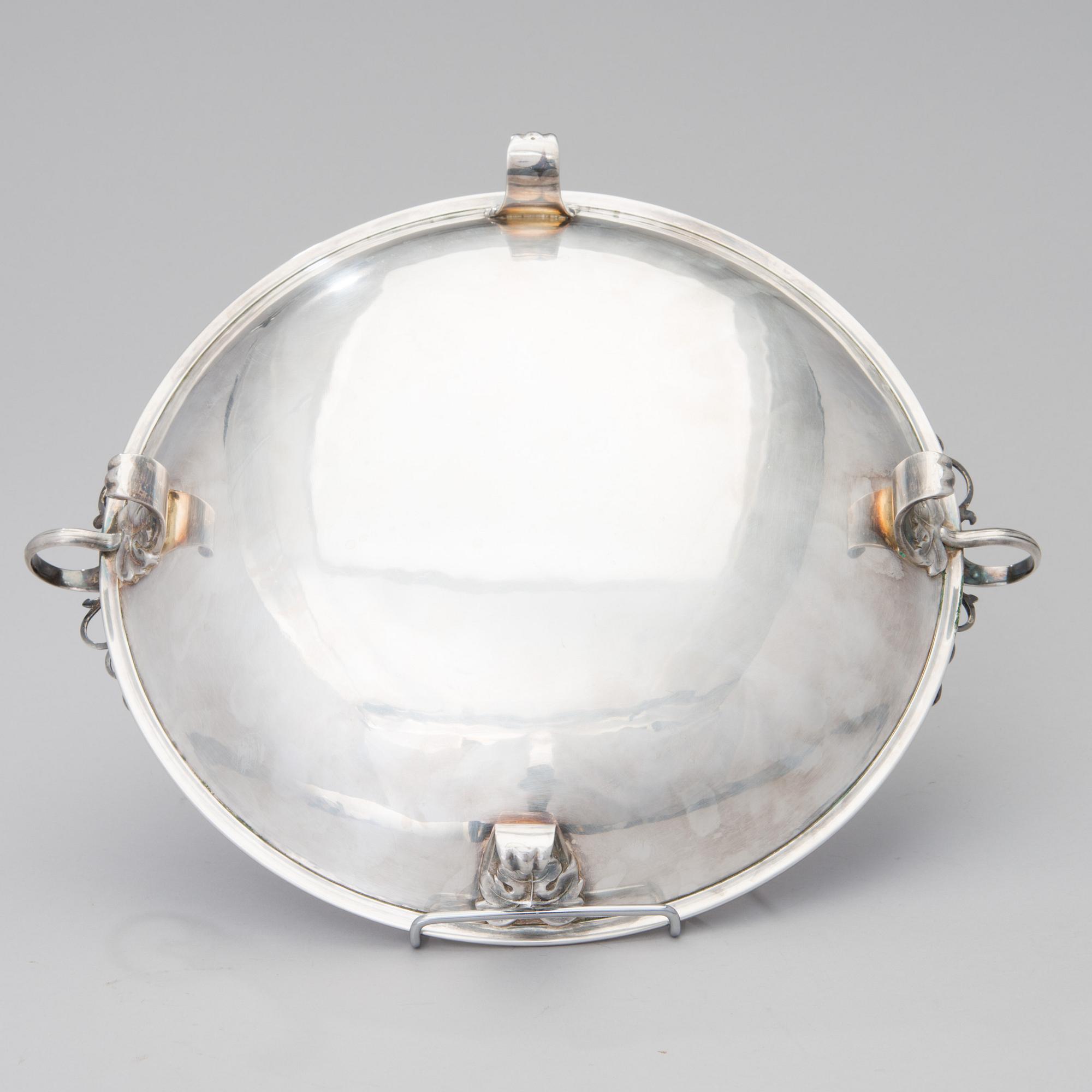 A silver serving dish with French "Swan" hallmark and Finnish control marks, 1937. Weight circa 1020 g.