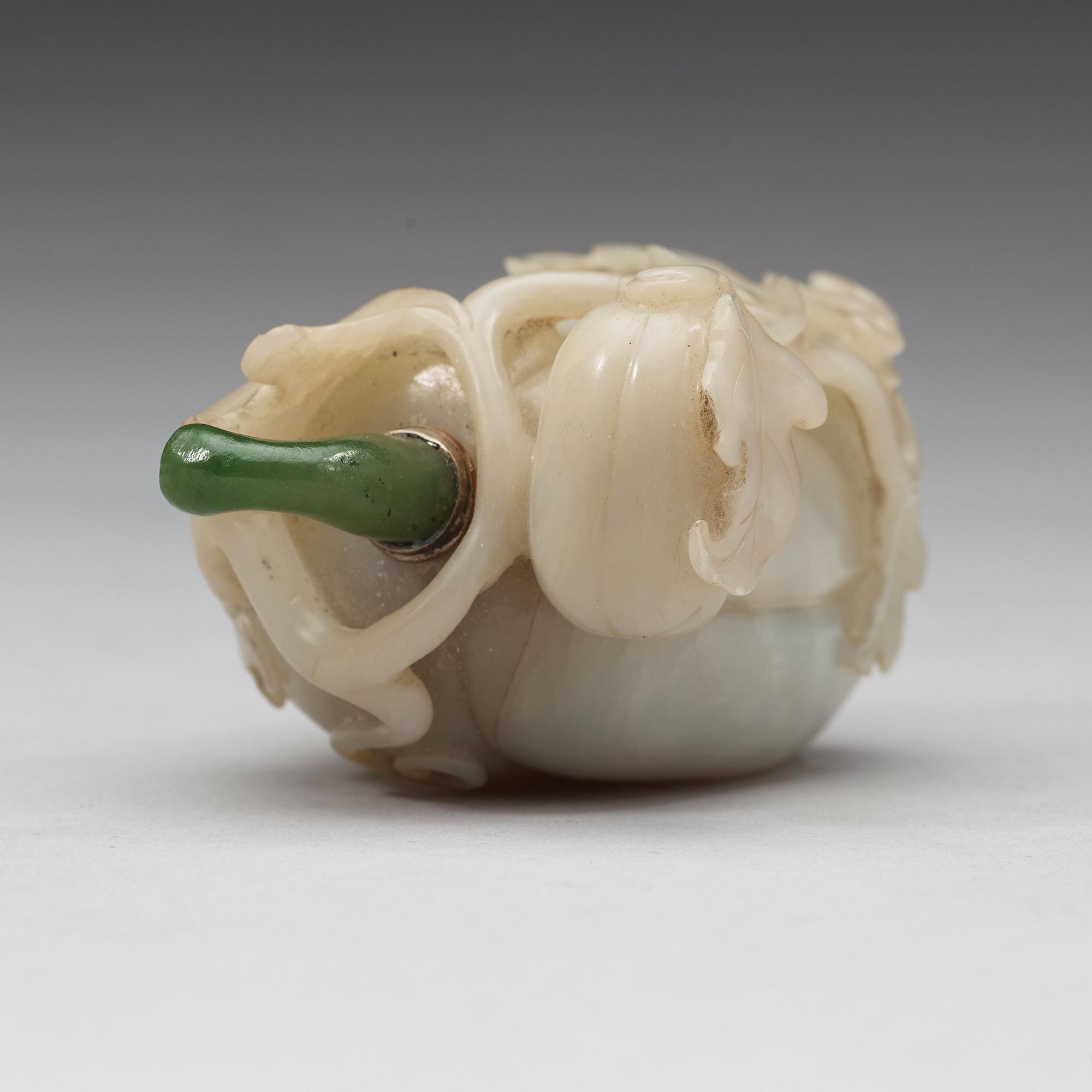 A nephrite snuff bottle with stopper in the shape of a melon, Qing dynasty (1644-1912).
