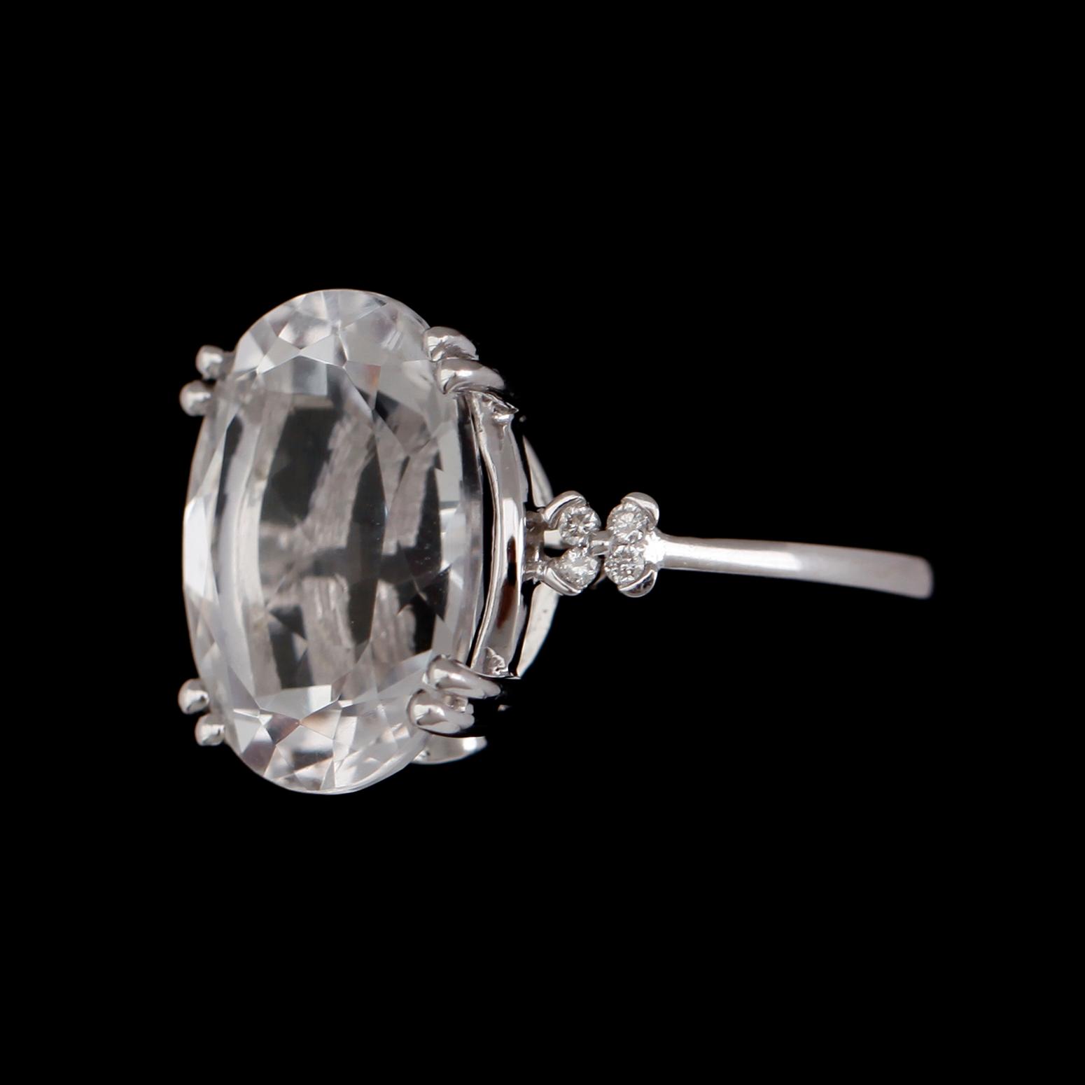 RING, 14 k vitguld, oval fasettslipad kvarts, briljantslipade diamanter tot 0.05 ct.
