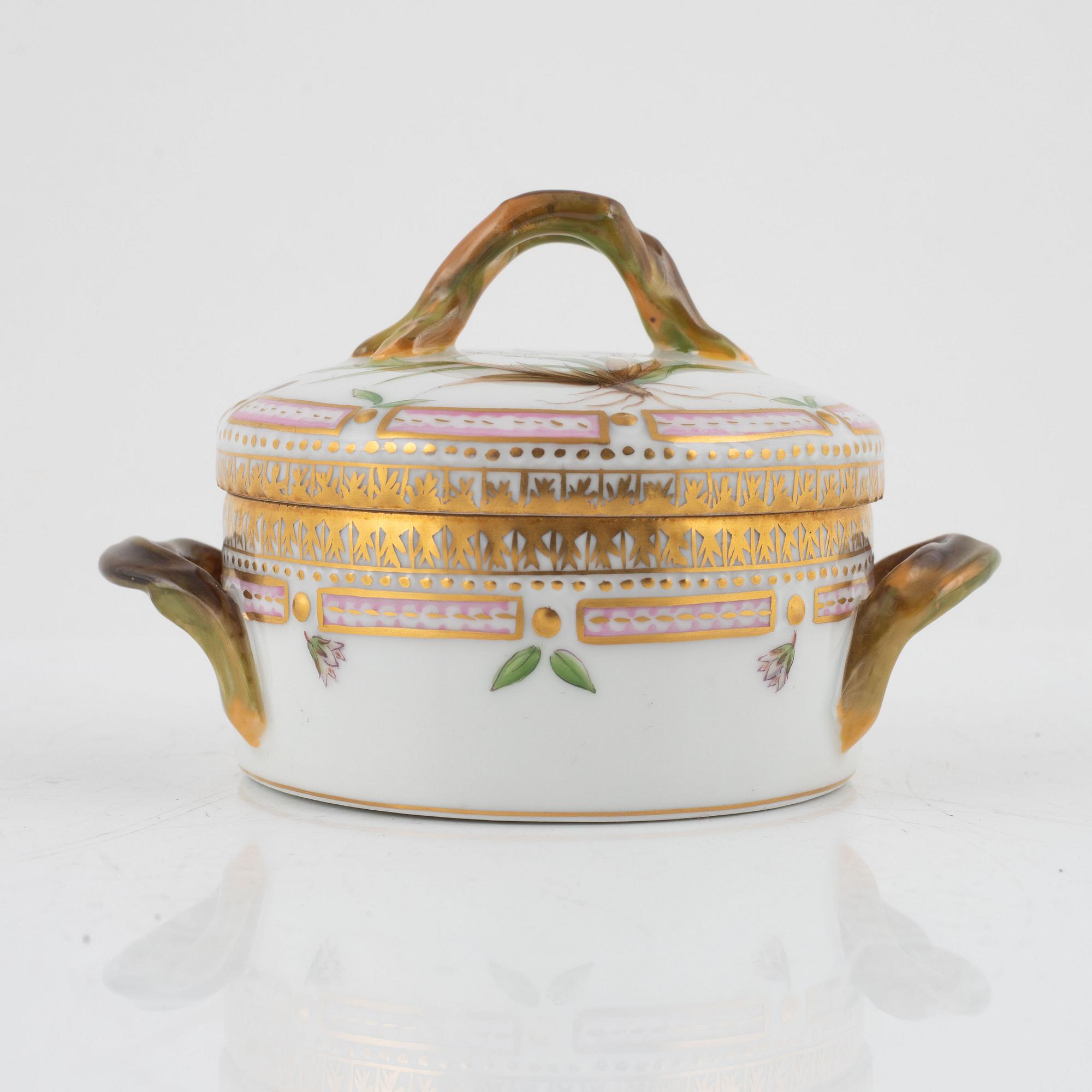 Lockask, porslin. Royal Copenhagen, "Flora Danica", Danmark, 1900-tal.