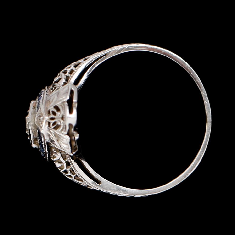 RING, 18 k vitguld, diamanter samt safirer, tidigt 1900-tal.