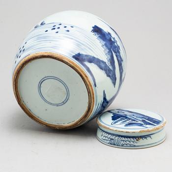 A blue and white jar with cover, Qing dynasty, 19th century.