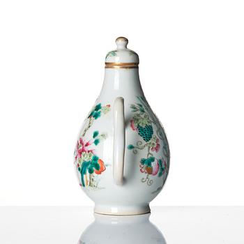 A famille rose pot with cover, late Qing dynasty, 19th Century.