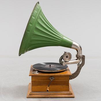An early 20th century Audofon horn gramophone.
