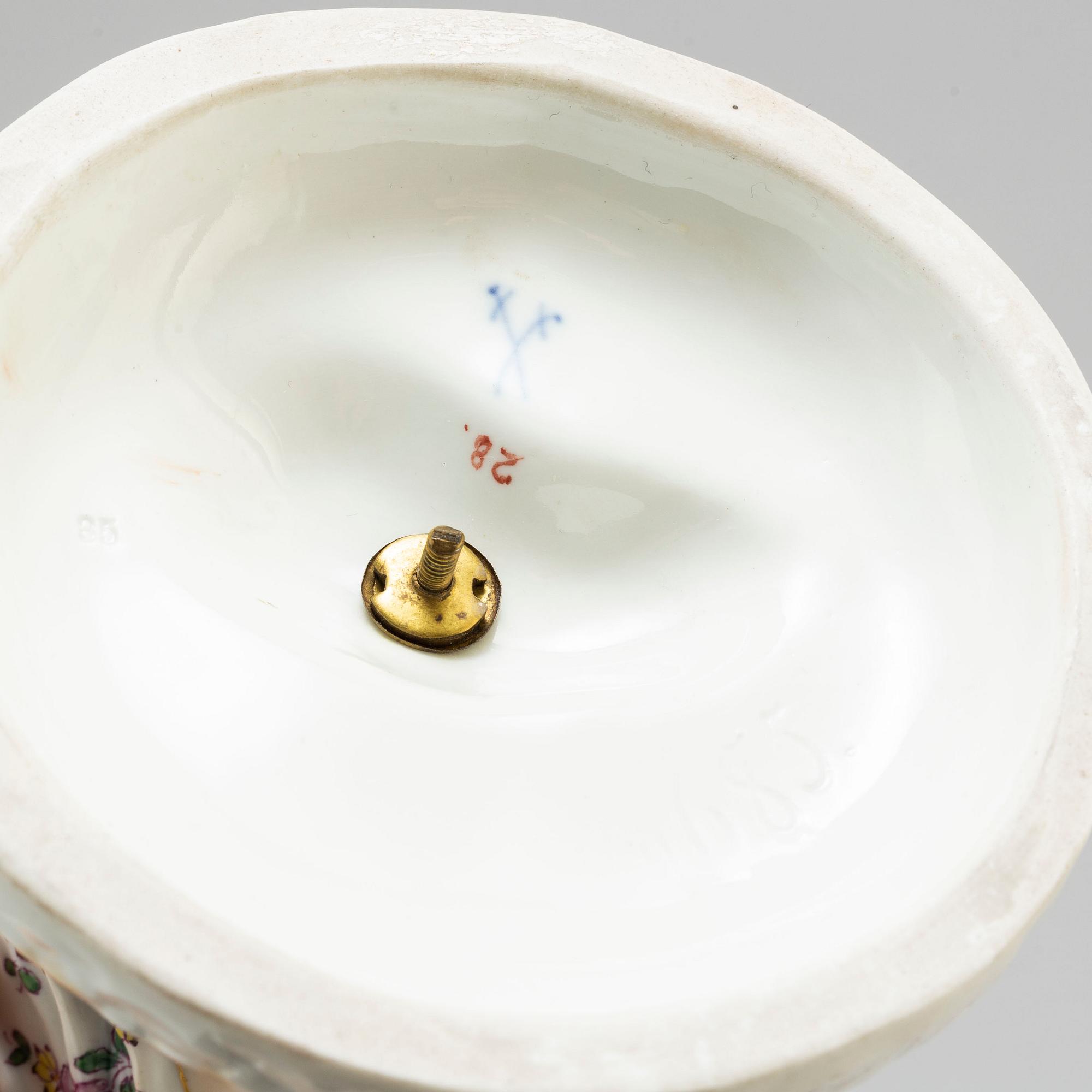 A Meissen footed chesnut basket, circa 1900.