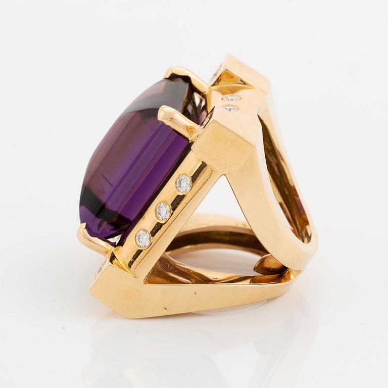 An 18K gold Acchinelli ring set with a faceted amethyst and round brilliant-cut diamonds.