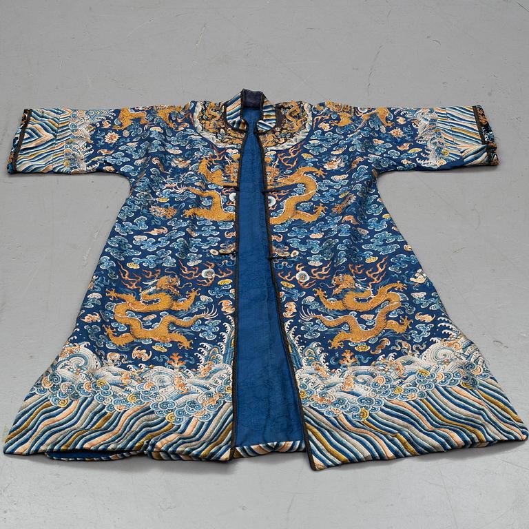 A Chinese robe, embroidered silk. Late Qing dynasty (1644–1911).