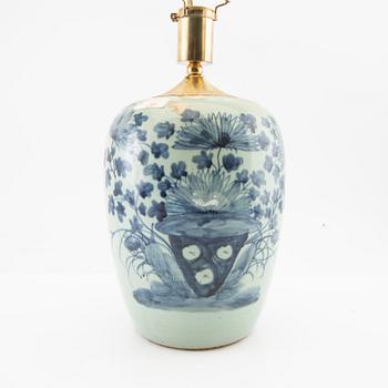 A Chinese jar, made into a lamp, late Qing dynasty.