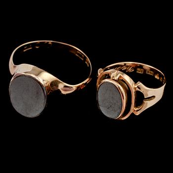 RINGAR 2 st, 18k guld samt onyx, Hallbergs respektive Henrik Högberg, 1900-tal. Vikt 10 g.