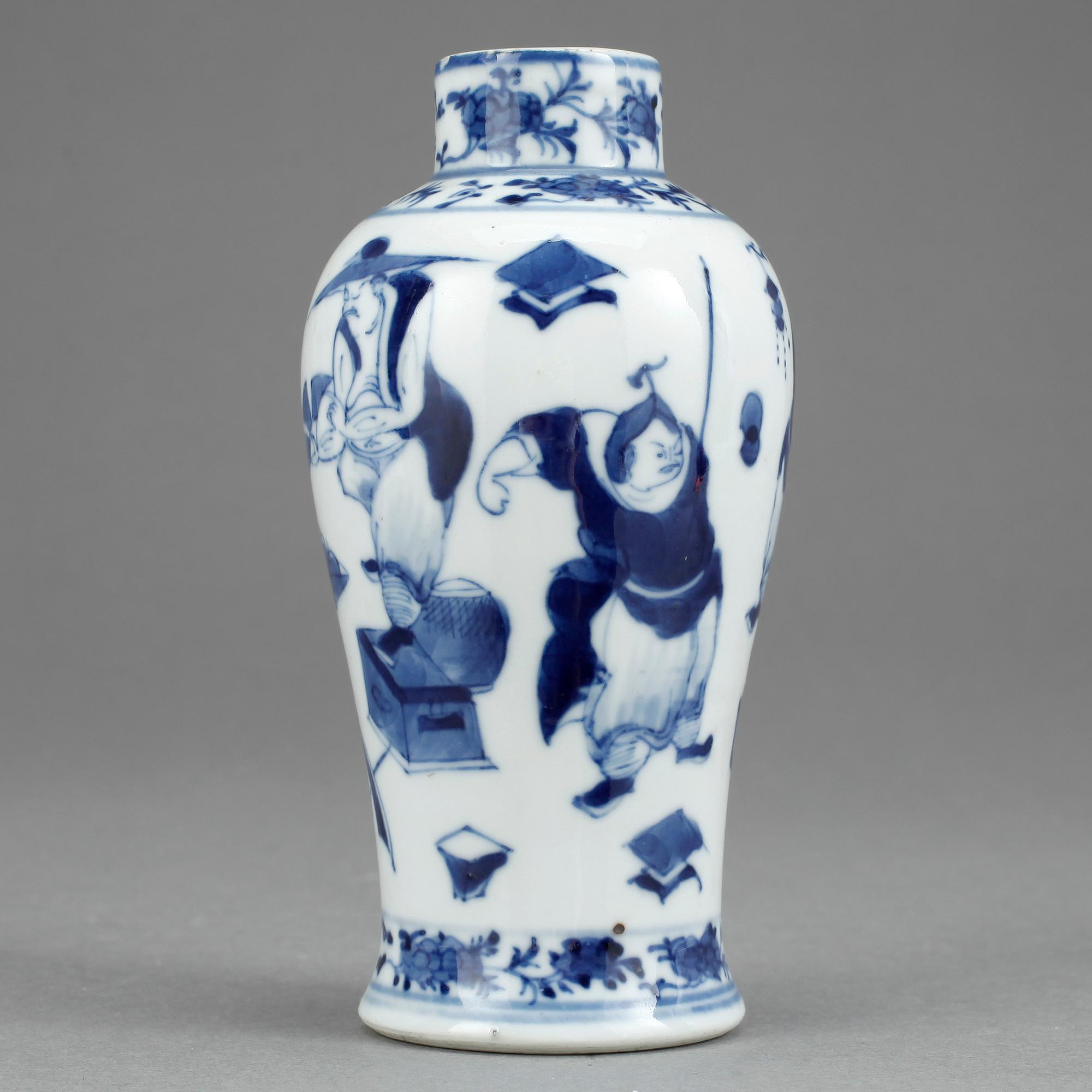 VAS, porslin, Kina. 1900-talets början.