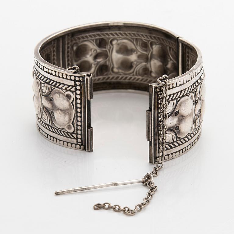 Kalevala Koru, rannekoru, "Karhu", sterlinghopeaa. Helsinki 1980.