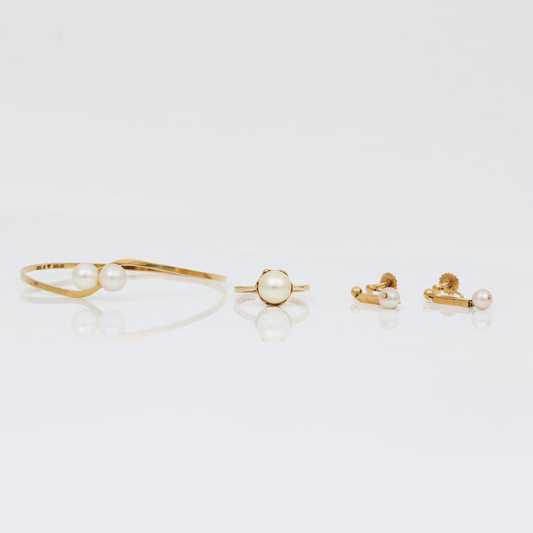ARMRING, RING, ett par ÖRHÄNGEN, guld, pärlor, Sverige 1900-tal. Tot ca 12 gram.