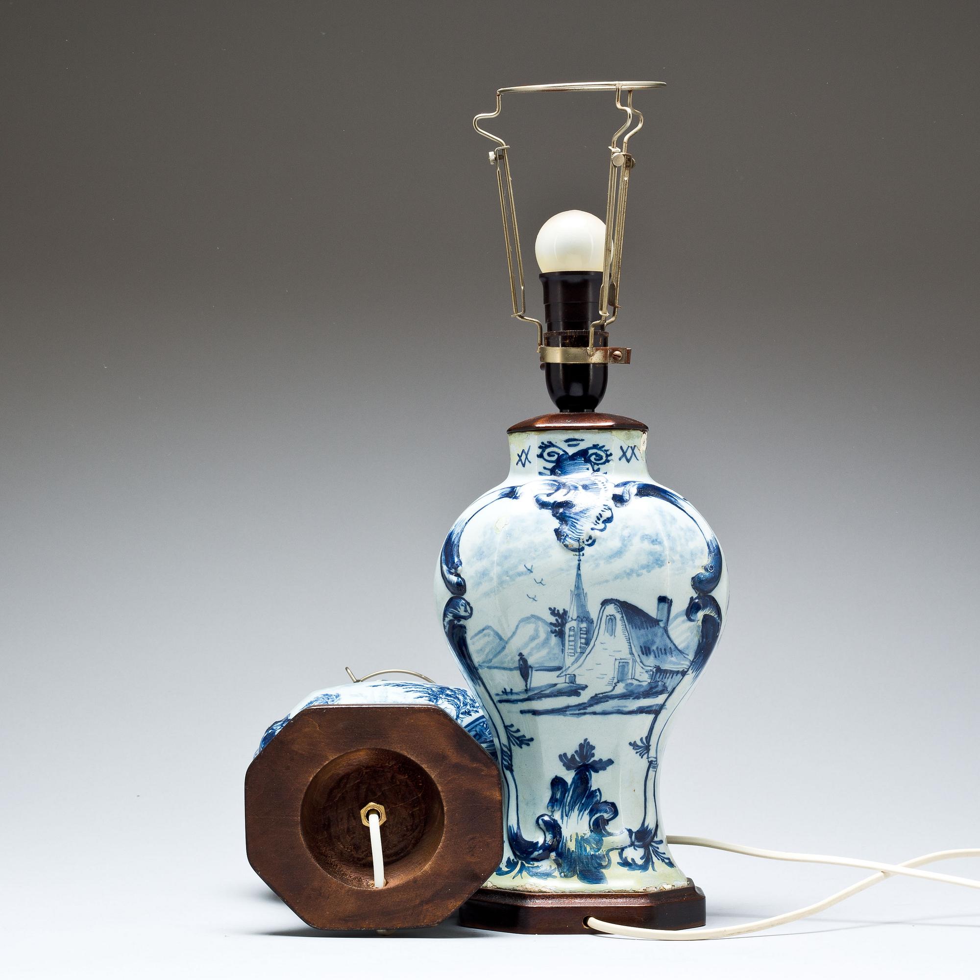 BORDSLAMPOR, ett par, fajans. Delft. 1800-tal.