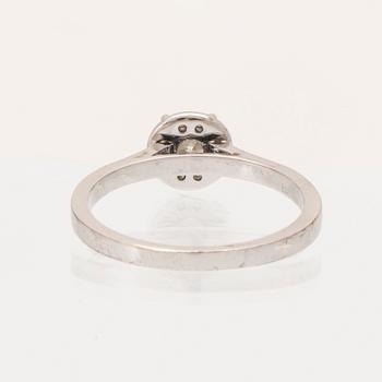 An 18K white gold ring set with round brilliant-cut diamonds.