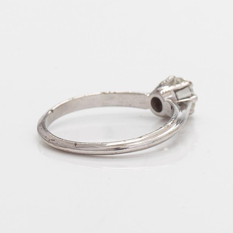 Ring, briljantslipad diamant ca 0,50 ct, 18K vitguld, Kultakeskus 1989.