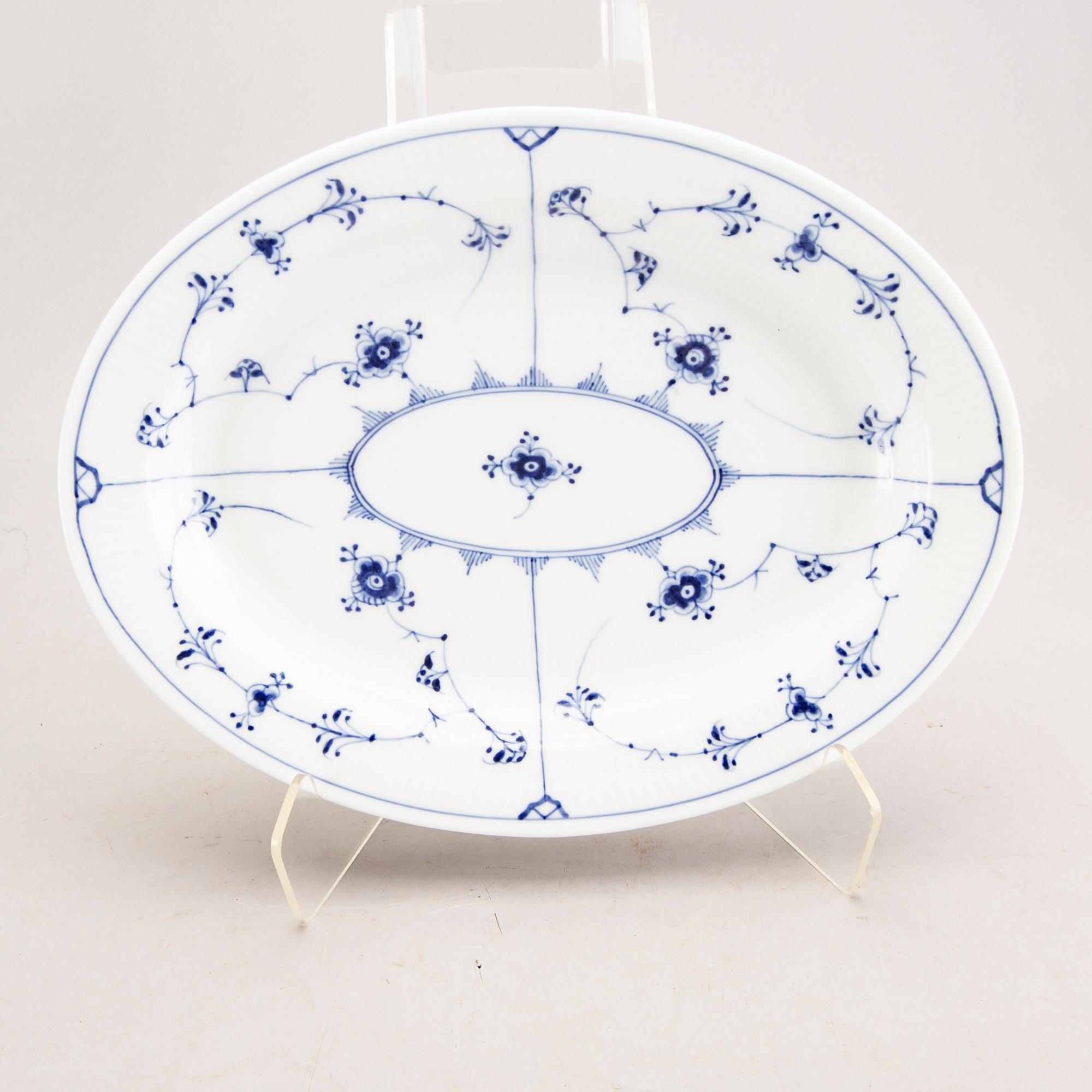 A Royal Copenhagen Muselmalet halvblonde 1940s 51 pcs porcelain dinner service.