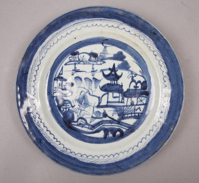 TALLRIKAR, 12 st samt ASSIETTER, 4 st, porslin, Kina, 1700-1800-tal.