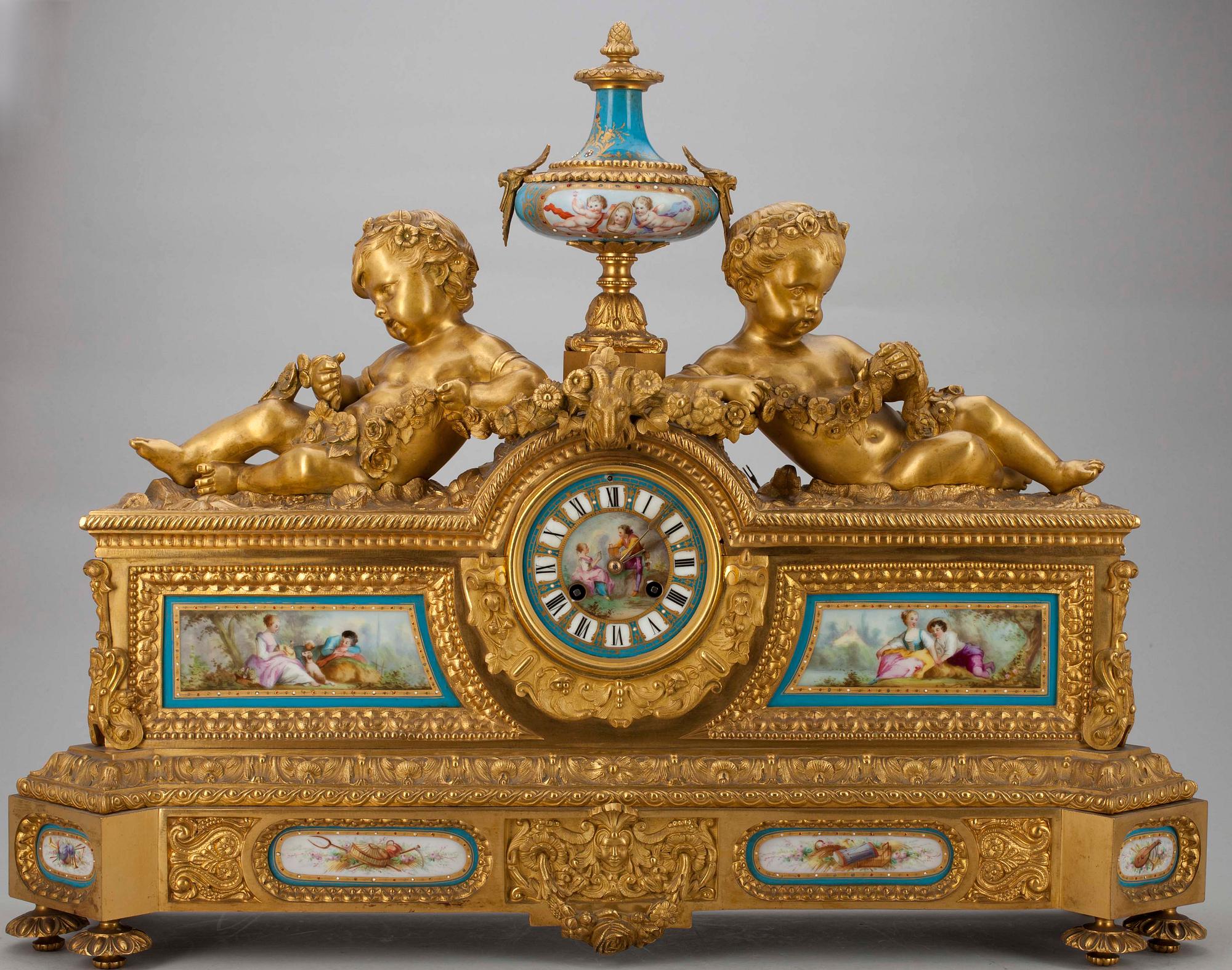 BORDSPENDYL. Förgylld brons med målade porslinsdekorationer i Sevres stil.Ca 1880.