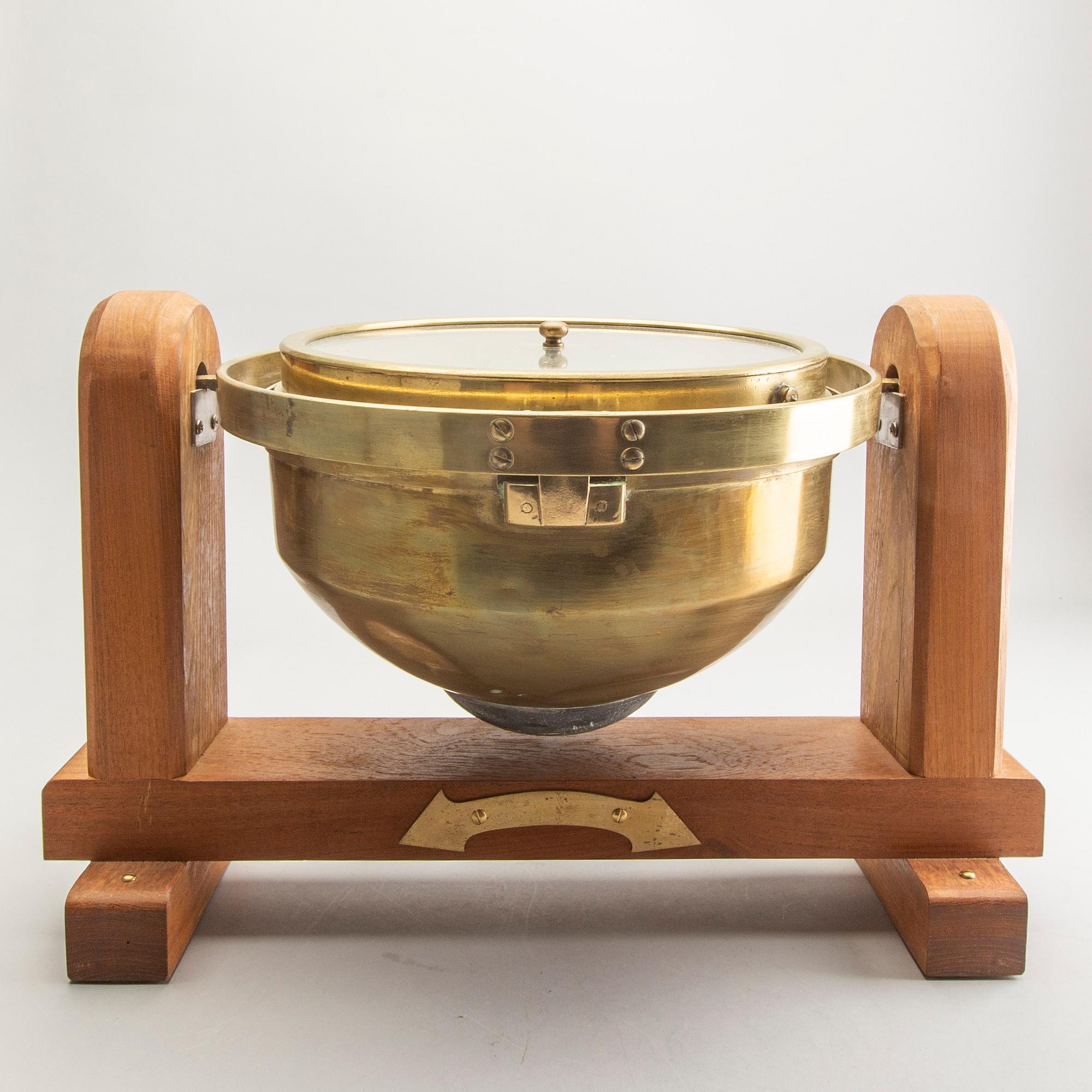 A brass ships compass, Glasgow, first half of the 20th century.
