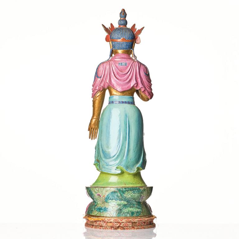 Bodhisattva, porslin. Qingdynastin med Yongzhengs märke.