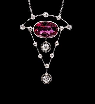 27. A NECKLACE, tourmaline c. 3.40 ct, brilliant cut diammonds c. 0.70 ct.