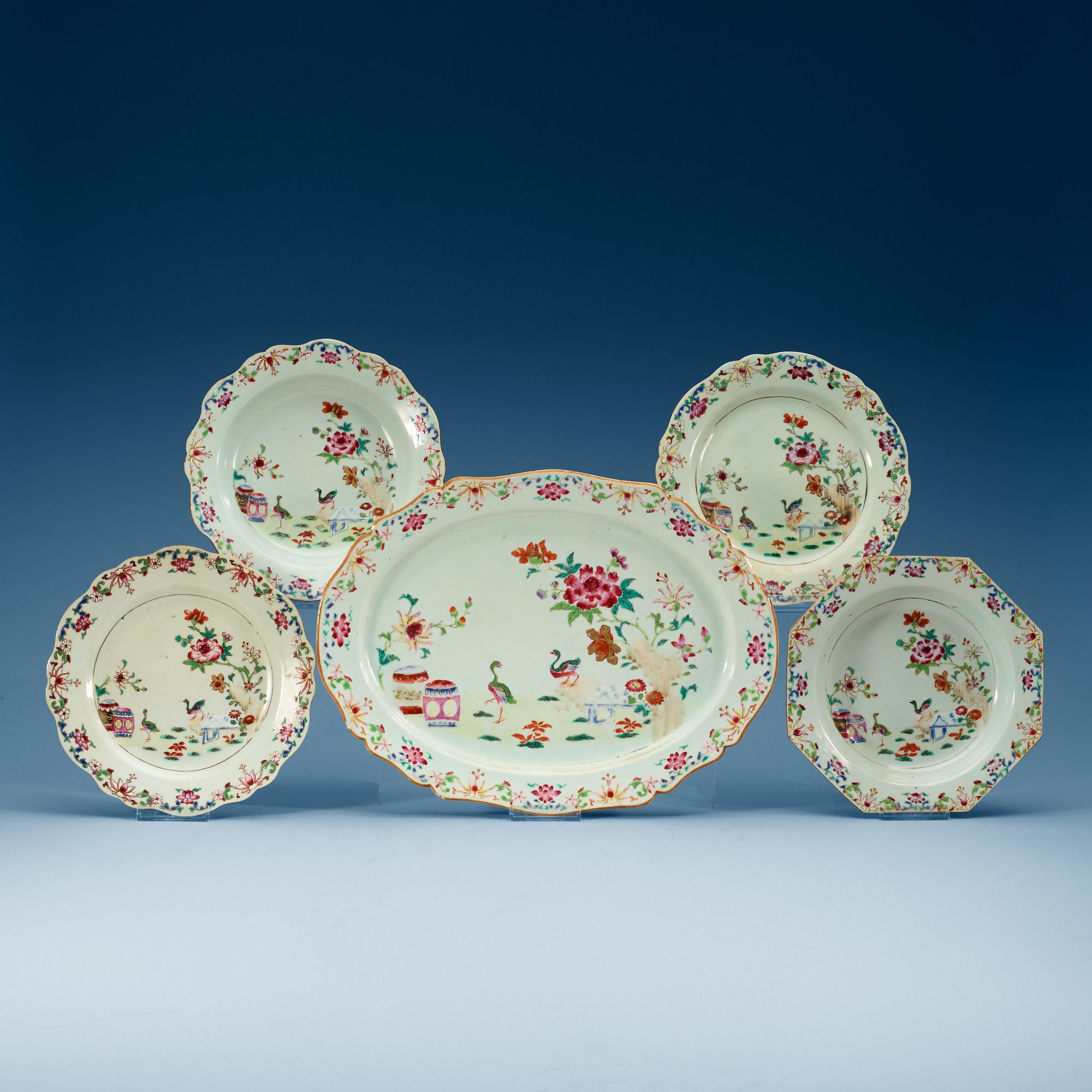 FAT samt TALLRIKAR, fyra stycken, kompaniporslin. Qing dynastin, Qianlong (1736-95).