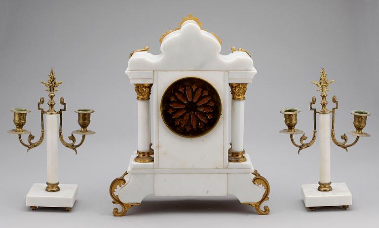 BORDSGARNITYR, 3 delar, marmor och mässing, Louis XVI-stil, omkring 1900.