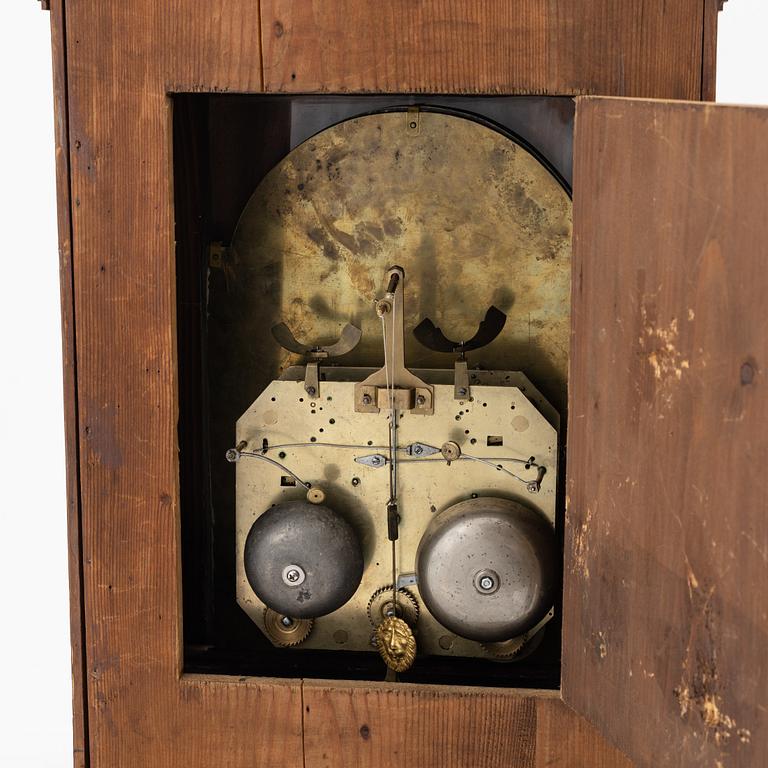 A walnut mounted bracket clock, 18th/19th Century.