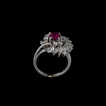 RING, platina, rubin, diamanter. Vikt ca 9,4 g.