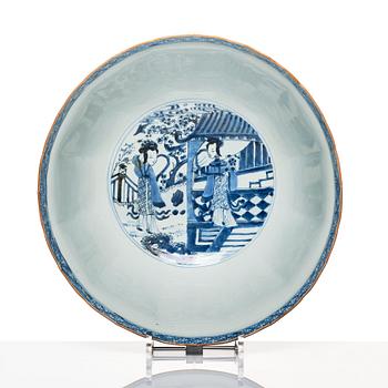 A large blue and white bowl, Qing dynasty, Kangxi (1662-1722).