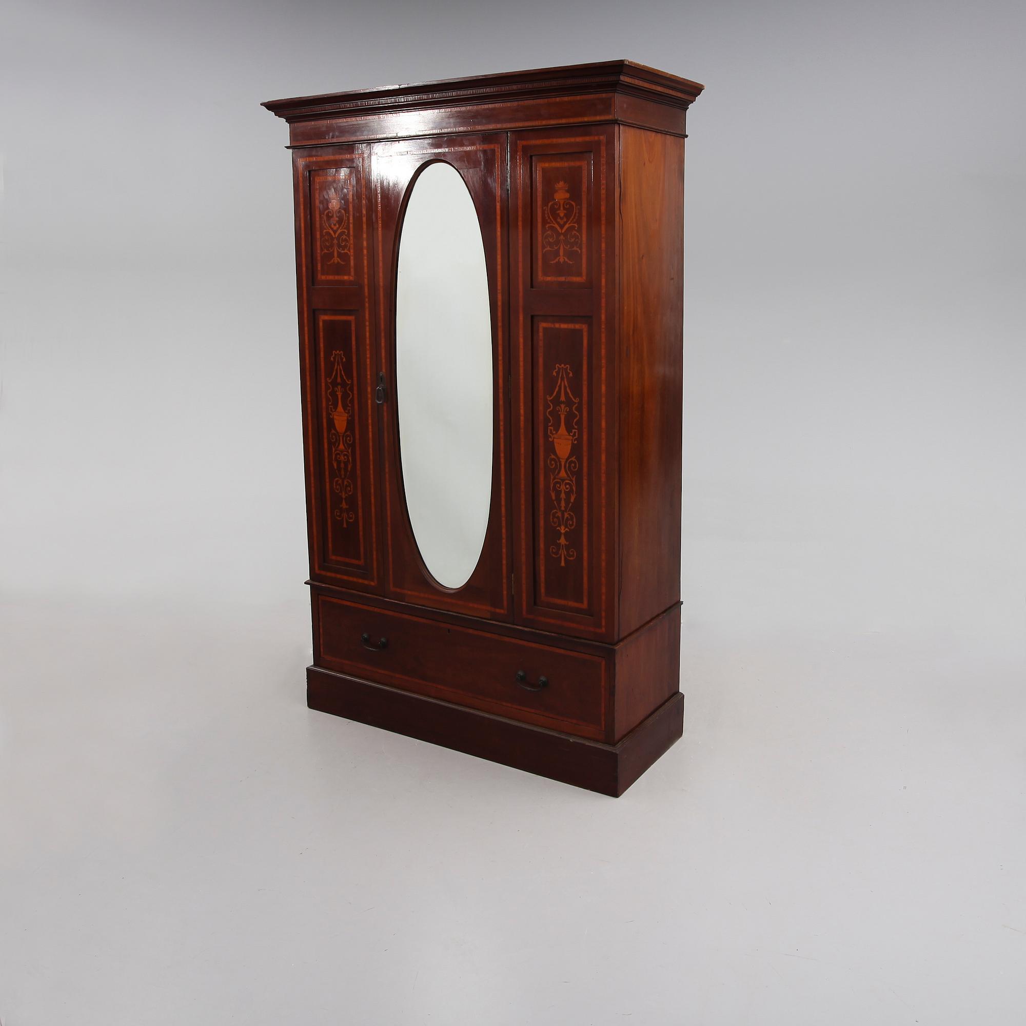 KLÄDSKÅP, England, 1900-talets första hälft.