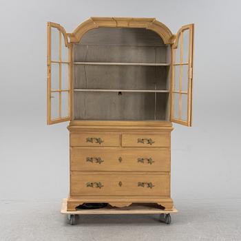 Vitrinskåp, samtida med äldre delar.