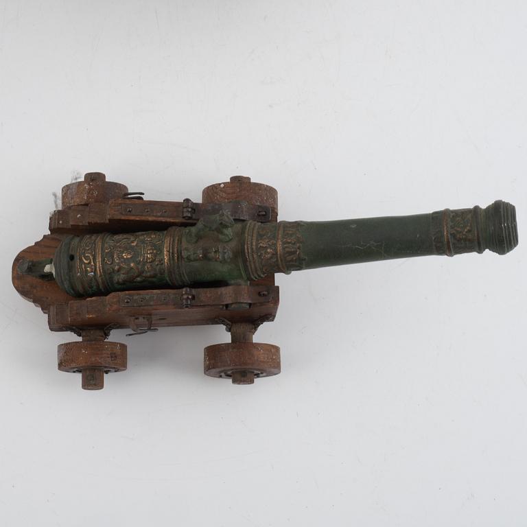 Salutkanoner, 2 st, 1900-tal.