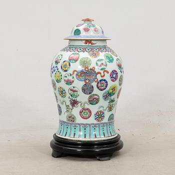 Lock urn China around 1900 porcelain.