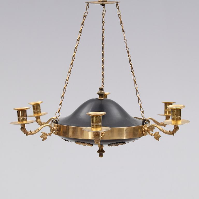 TAKAMPEL, empirestil, sekelskiftet 1900. Höjd med kedjor ca 35 cm.