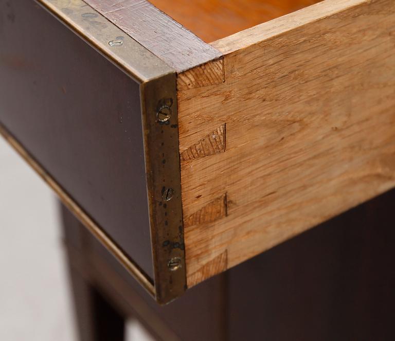 POTTSKÅP, gustaviansk stil, 1900-talets första hälft.