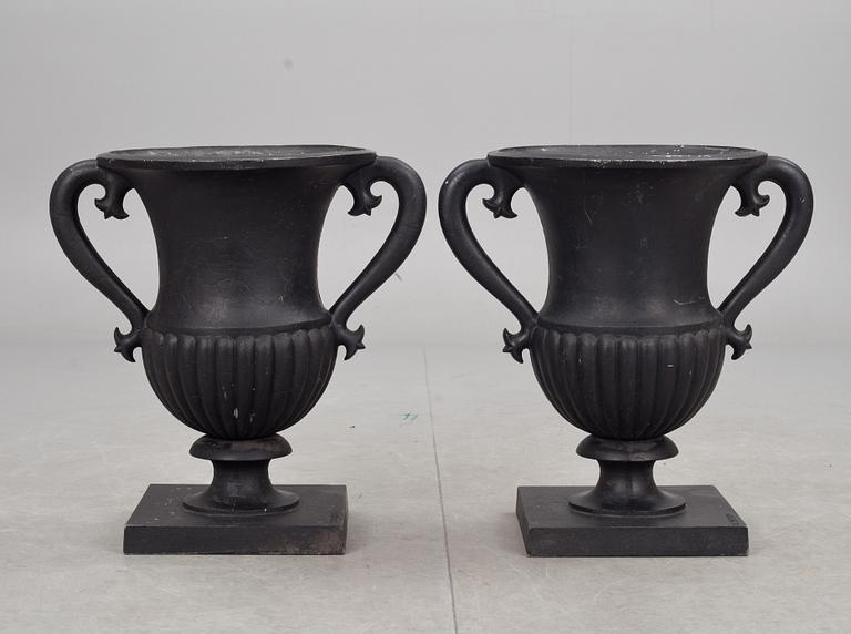 TRÄDGÅRSURNOR, 2 st, sandgjuten aluminium, Byarums Bruk, 1900/2000-tal.