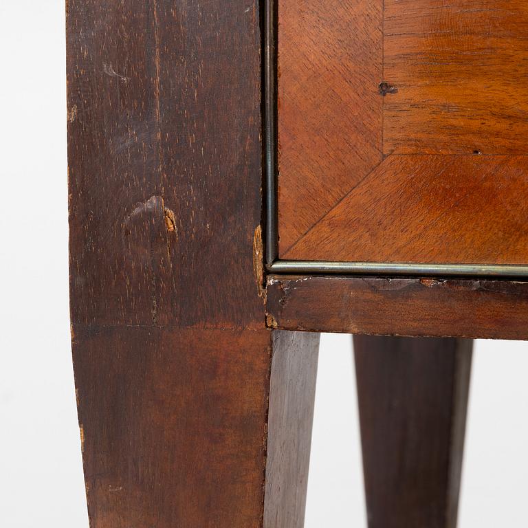 Byrå, sengustaviansk stil, 1800-talets slut.