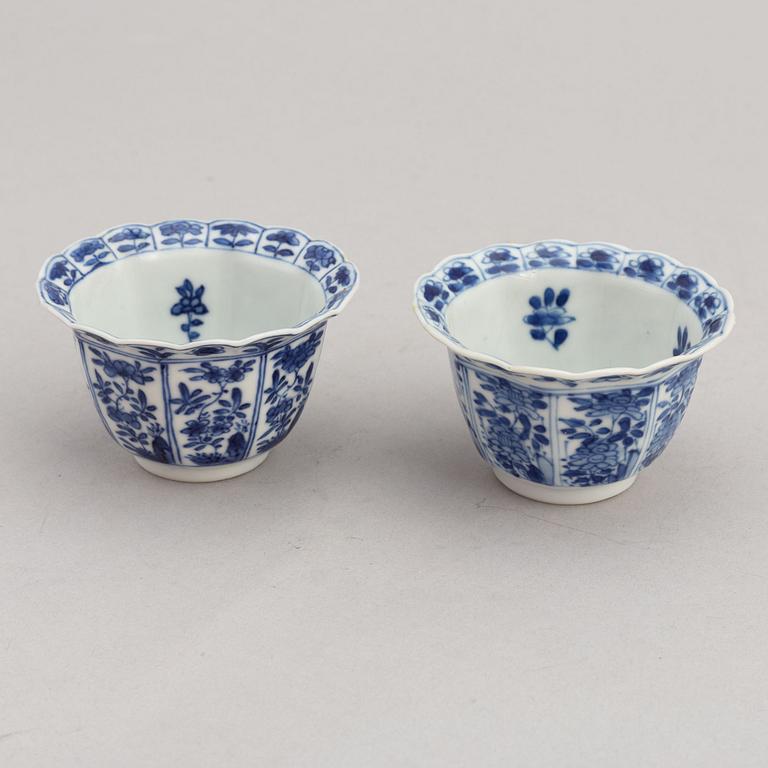 A pair of blue and white cups, Qing dynasty, Kangxi (1662-1722).
