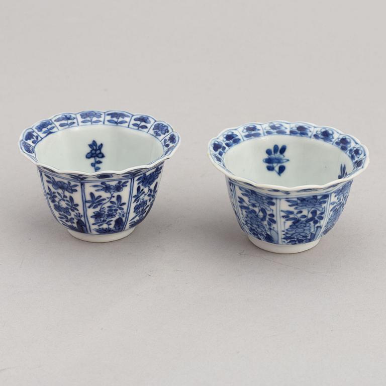 A pair of blue and white cups, Qing dynasty, Kangxi (1662-1722).