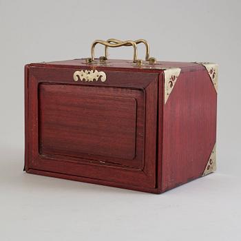 SKRIN med MAHJONG pjäser. Kina, 1900-tal.