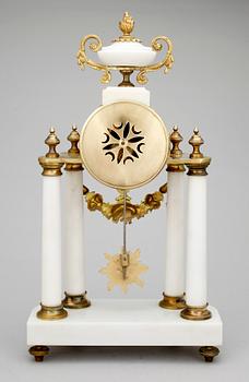 BORDSPENDYL, Louis XVI-stil, 1900-talets första hälft.