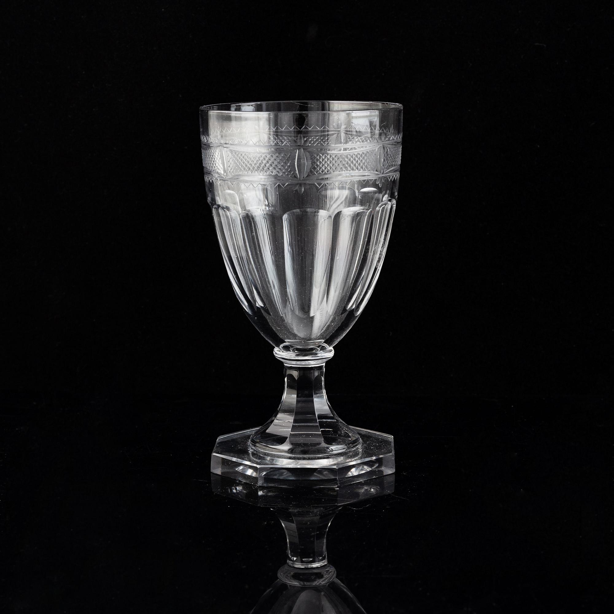 Gerda Strömberg, an early 20th century 37-pcs glass servis "Hörningsholm", Strömbergshyttan, Sweden.