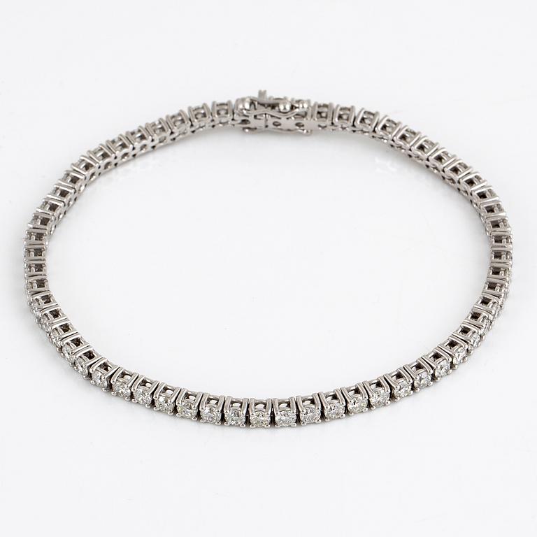 Brilliant-cut diamond tennis bracelet.