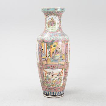 A large Chinese porcelaine floor vase, later part of the 20th CEntury,