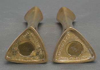 LJUSSTAKAR/VASER, ett par, mässing, Eskilstuna, signerade KEY, designade av K-E Ytterberg för BCA Eskilstuna, 1960-tal.